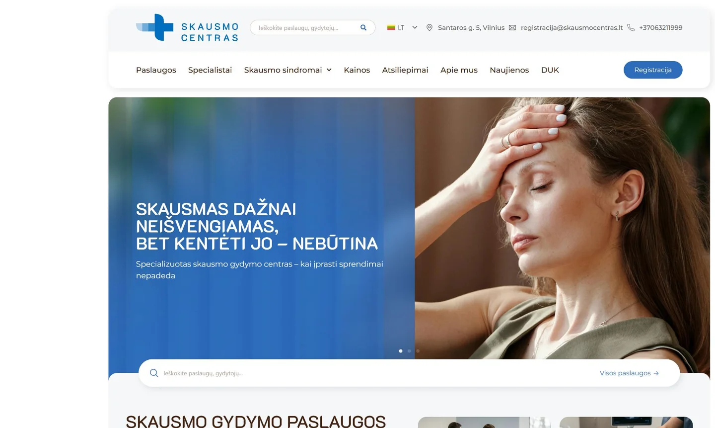 Skausmo centro pagrindinis puslapis kompiuterio ekrane: navigacija, klinikos pristatymas ir paslaugų paieška